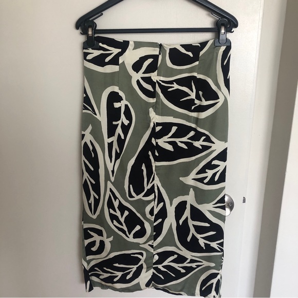Leaf print midi skirt. - Picture 9 of 10